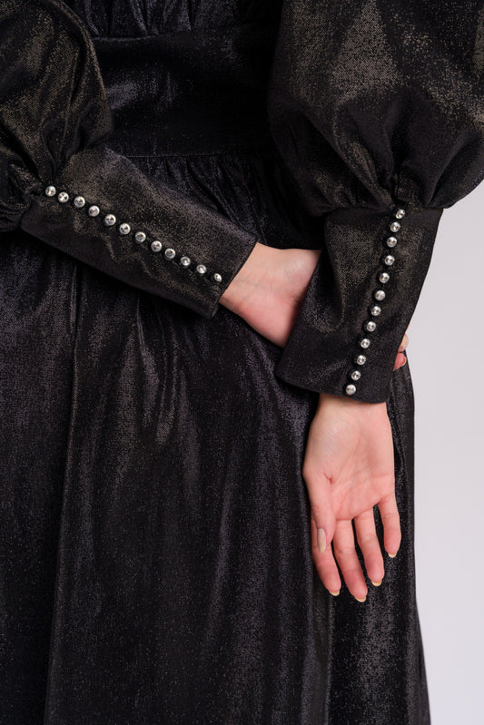Schwarzes Maxikleid mit V-Ausschnitt und vielen Knöpfen an den Ärmelenden