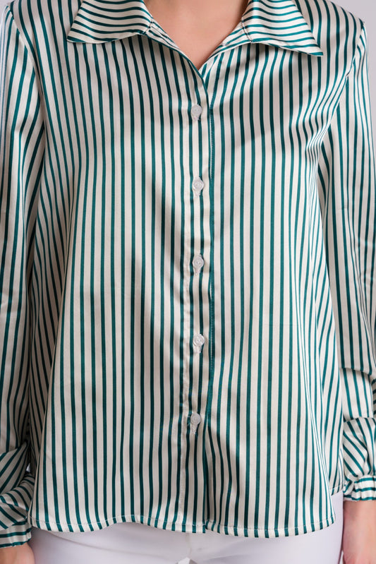 Grün-weiß gestreifte Bluse mit Knöpfen