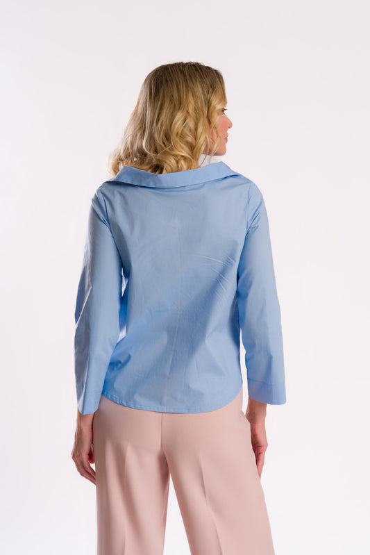 Klassische hellblaue Bluse mit Knopfleiste